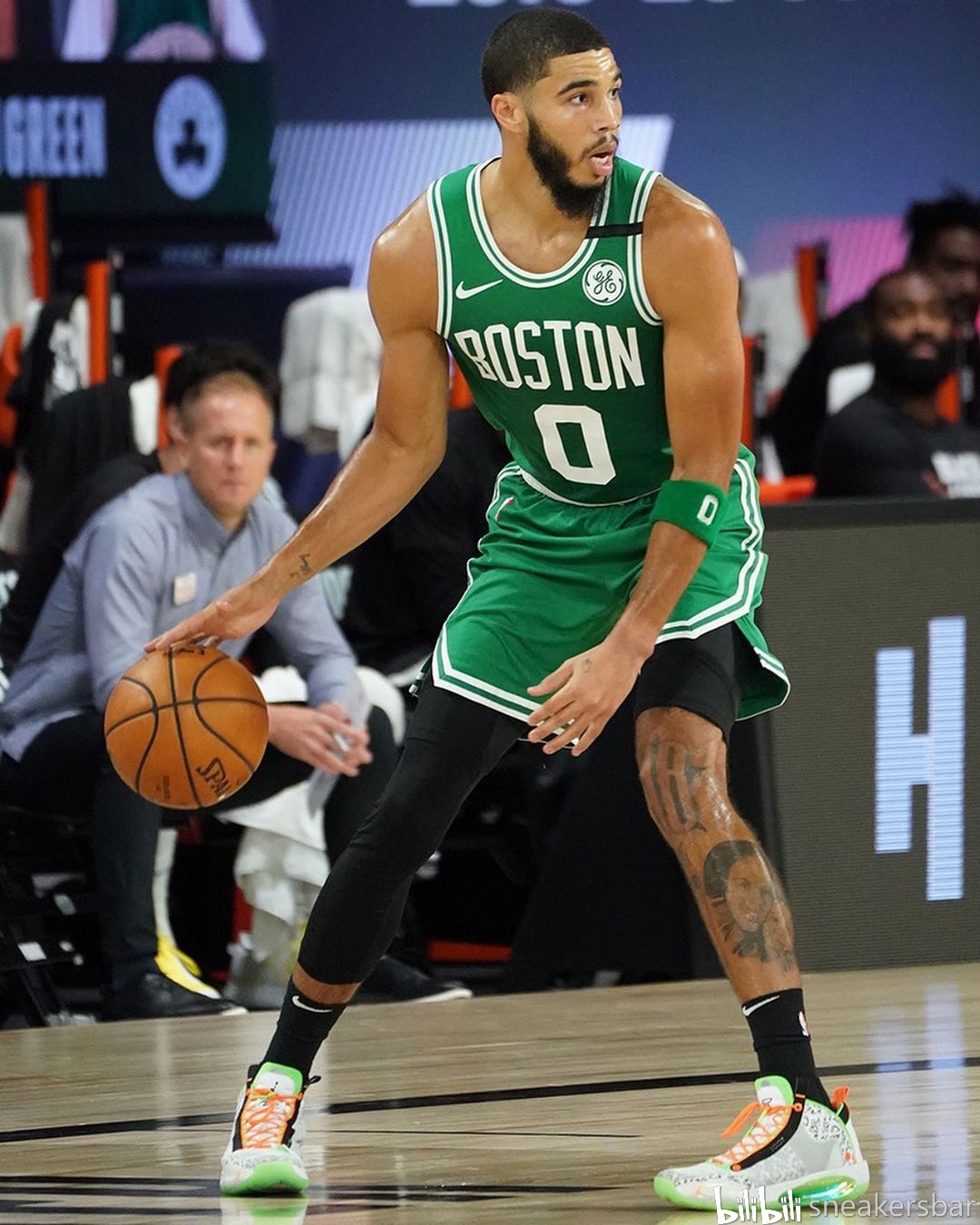 己的传球能 己的传球能